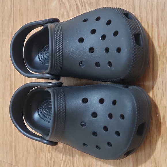 CROCS Classic Kids Black Ventilated Clogs - Picture 4 of 6